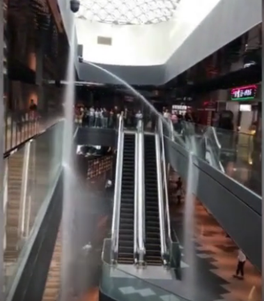 消防水炮誤噴現(xiàn)場截圖